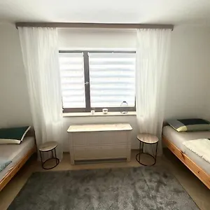 Schoenes, Friedliches Zimmer Privatunterkunft
